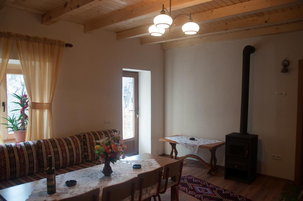Aste Guesthouse Tropoje Bagian luar foto