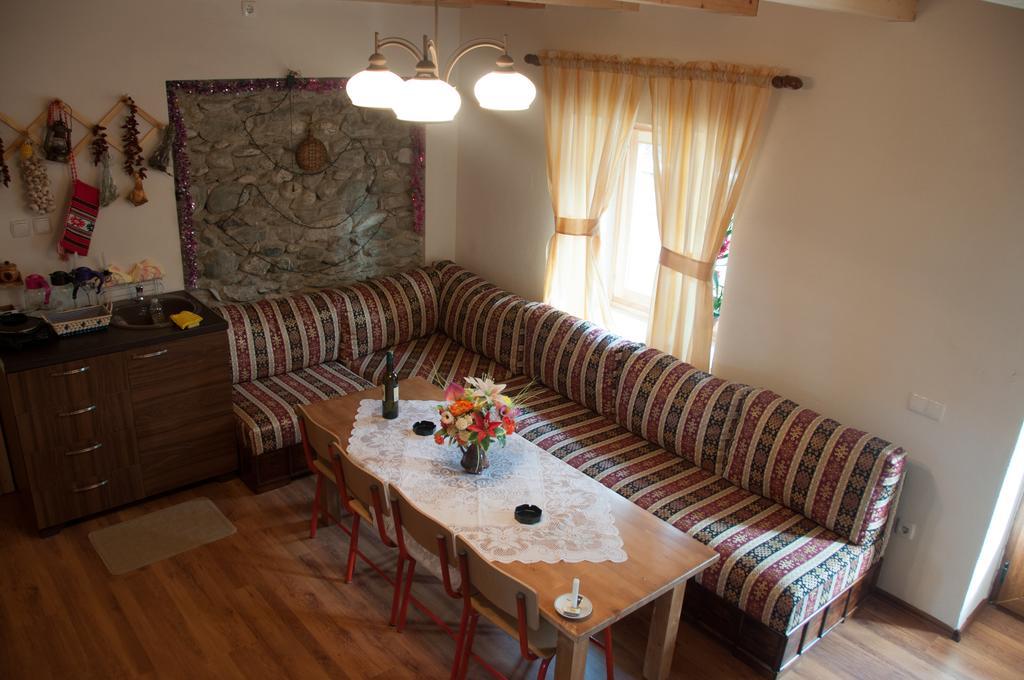Aste Guesthouse Tropoje Bagian luar foto